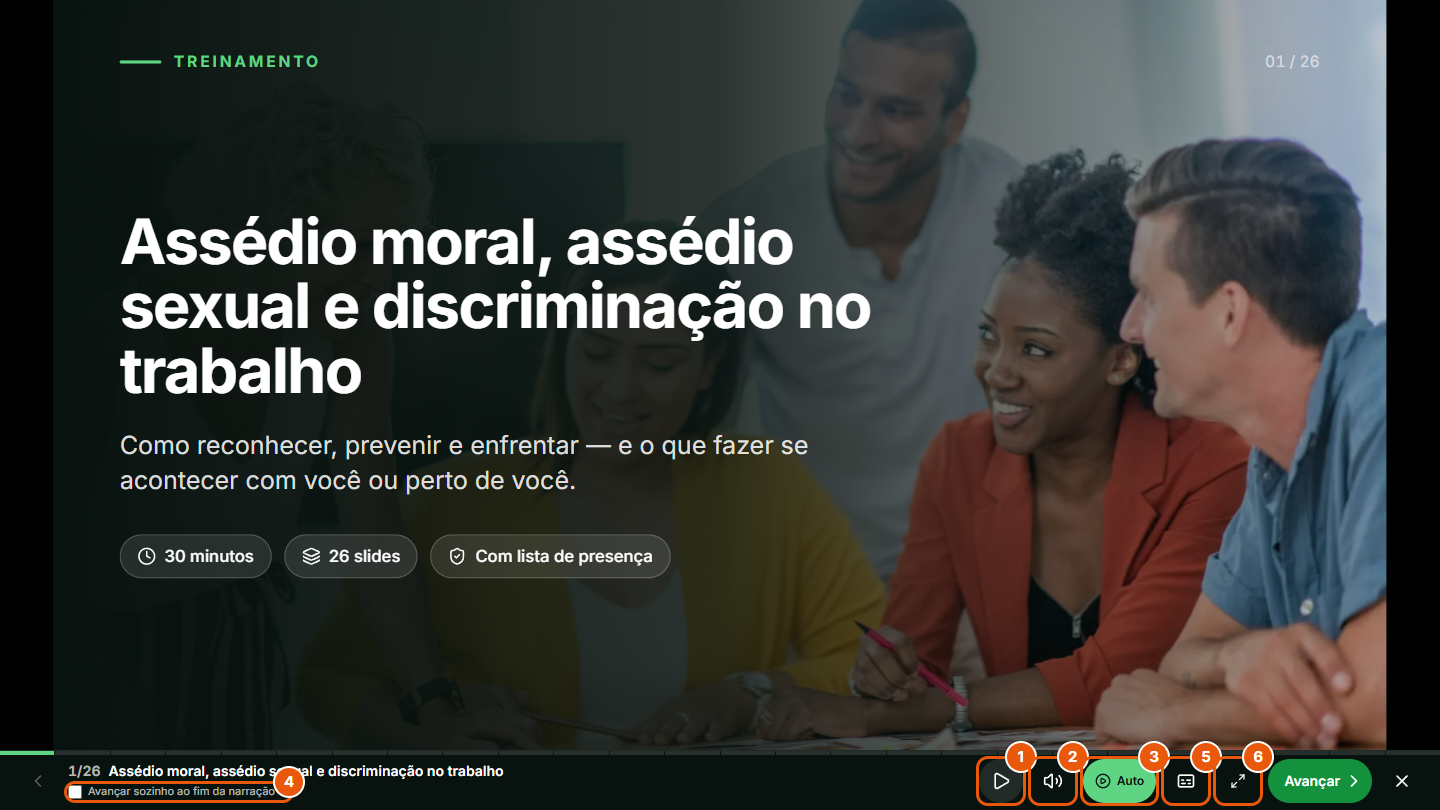 Treinamento aberto em tela cheia, com a barra de baixo mostrando ouvir, cortar o som, narração automática, avançar sozinho, texto da narração e tela cheia
